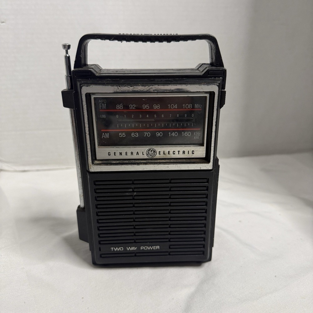 Vintage 1973 General Electric Two-Way-Power AM/FM Radio 7-2800 B